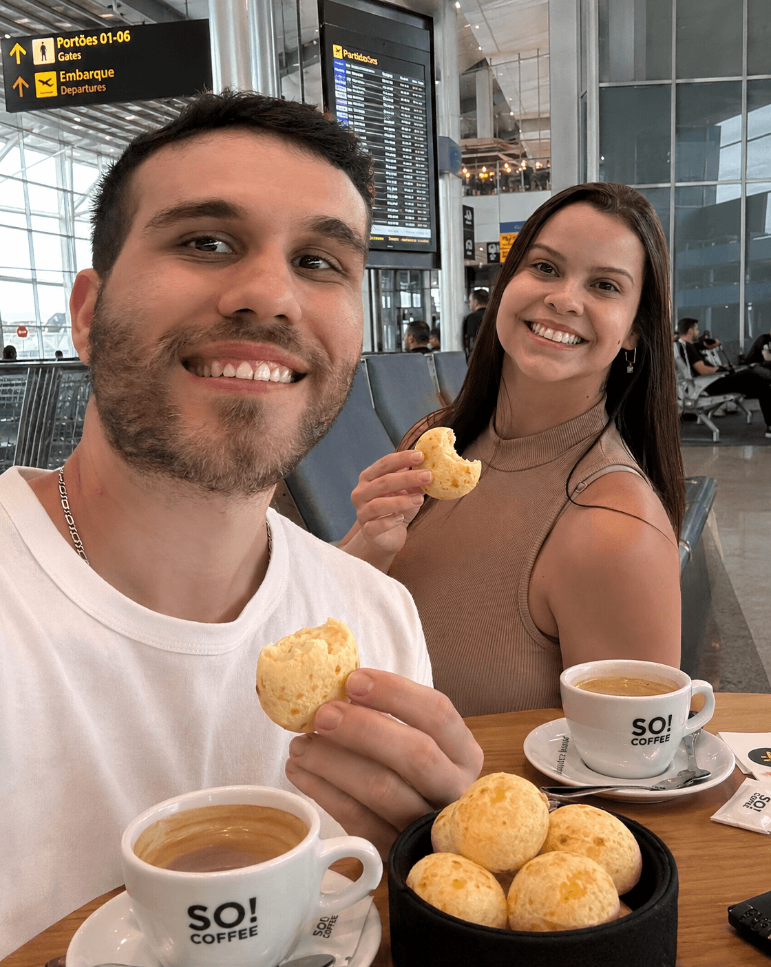 Café + pão de queijo superfaturados do aeroporto